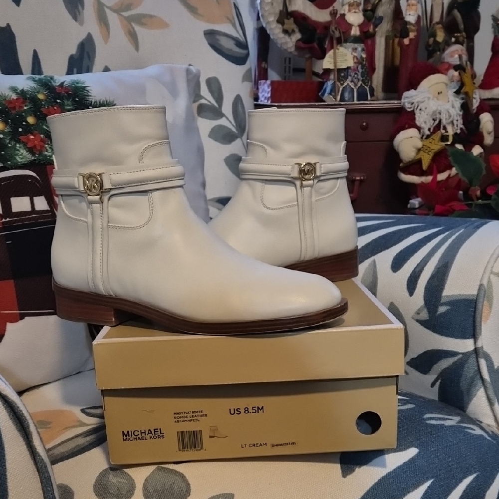 Pre-owned Michael Kors Mindy Leather LT Cream Ankle Boots with Gold Buckle-EUC